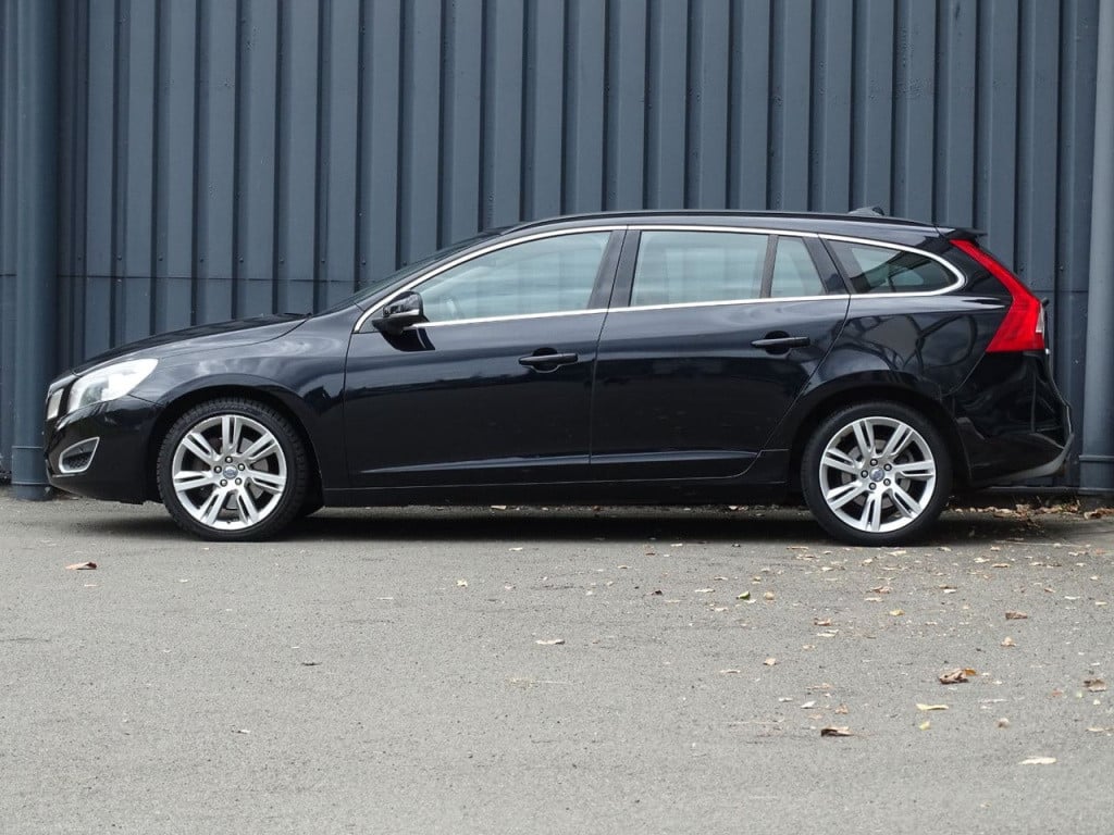 Volvo V60 2.0t momentum automaat | 200 pk | trekhaak