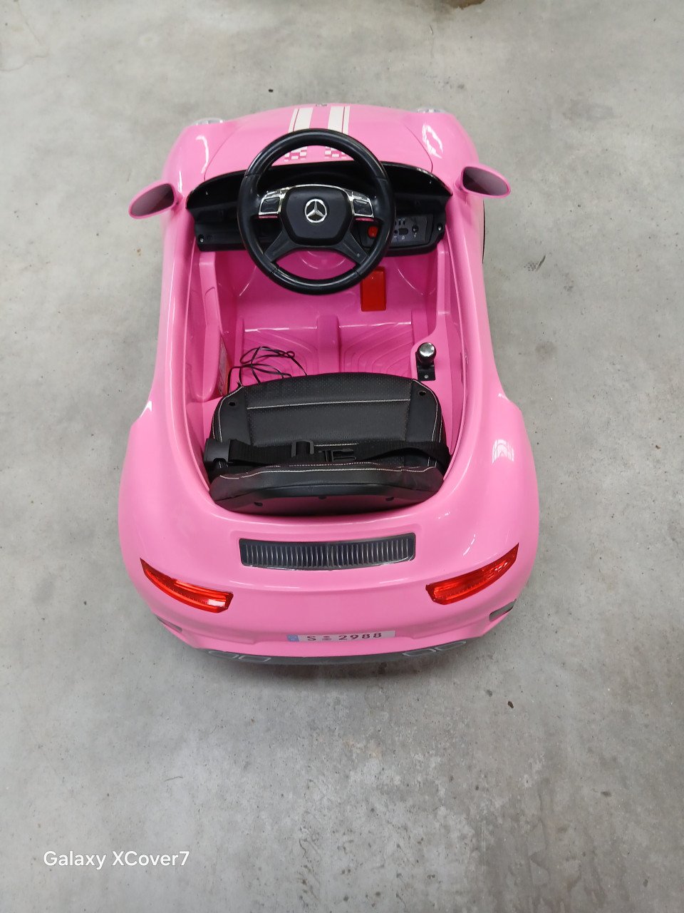 Elektrische roze kinderauto