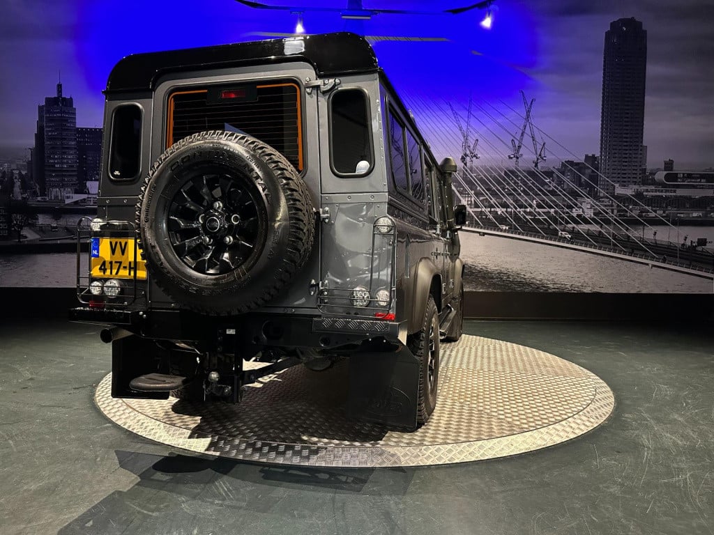 Land Rover Defender 2.4 td 110" x-tech dc *grijs kenteken 7 persoons*