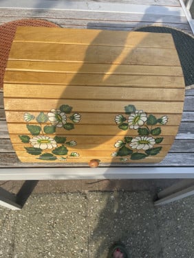 Vintage houten broodtrommel met rolluik en met handgeschilderde bloemen.