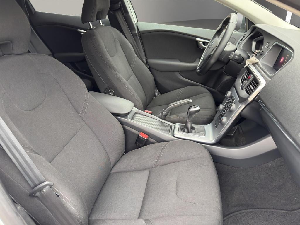 Volvo V40 2.0 t2 kinetic | camera + sensoren | navigatie | l.m.velg | 17"ve