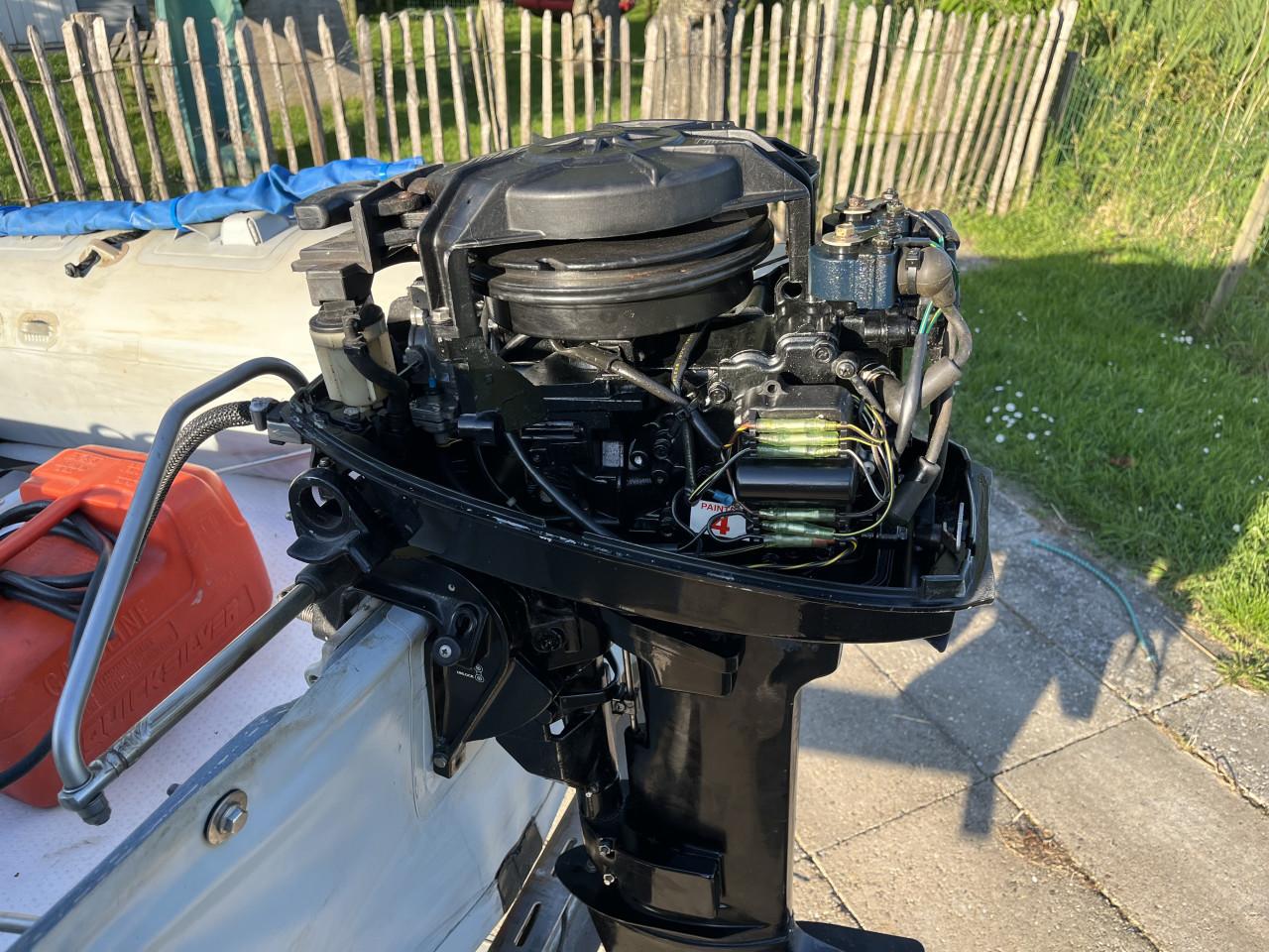 Rubber boot met 2 takt 2 cilinder buitenboordmotor