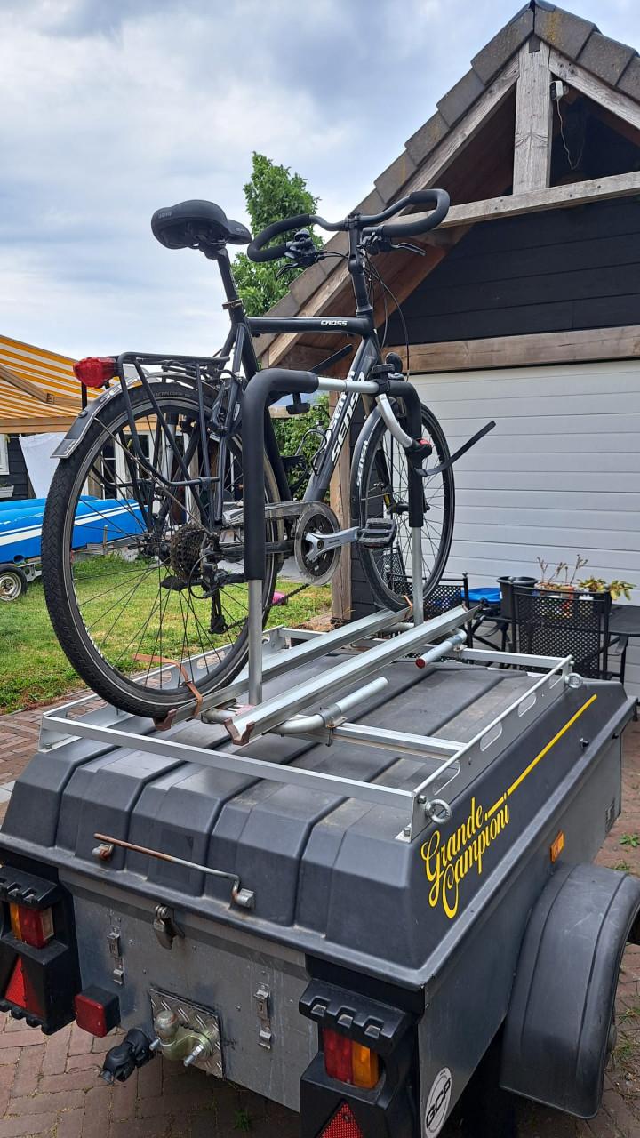 Lichtgewicht aanhanger te huur – waterdicht & met fietsendrager!