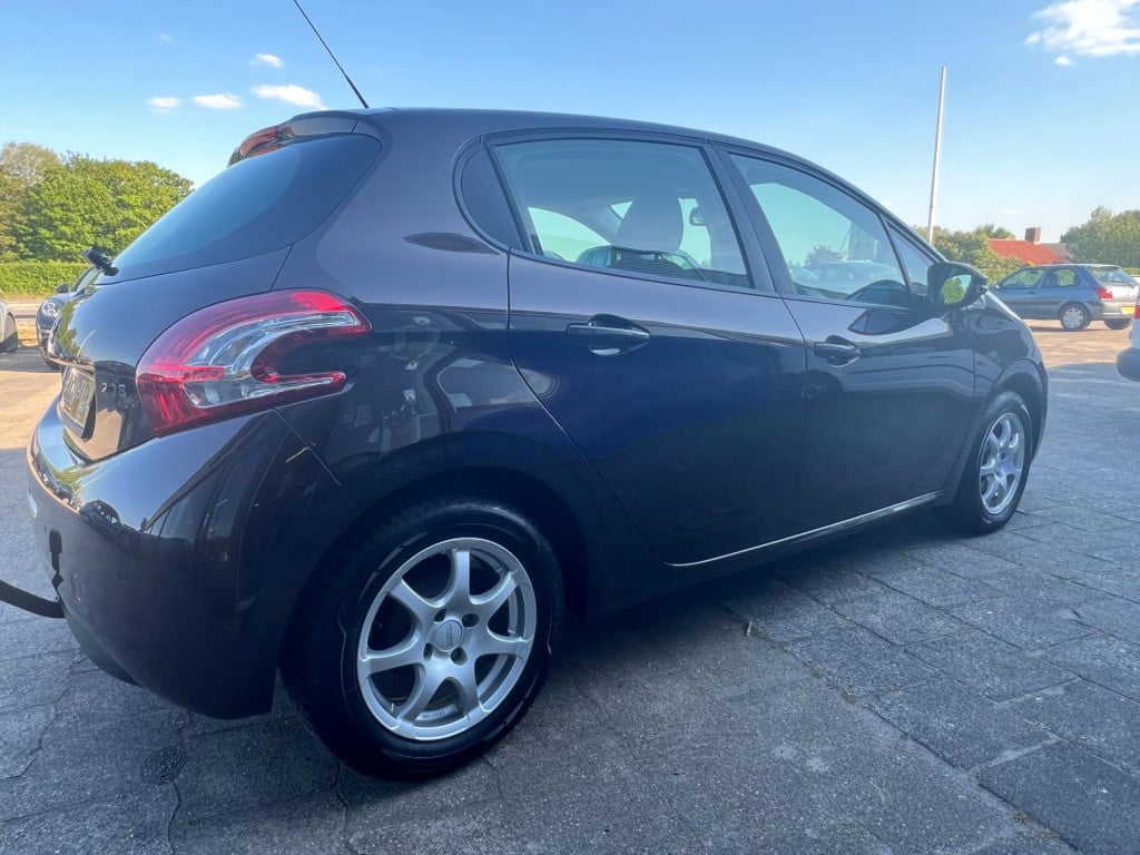 Peugeot 208 1.2 vti envy, navi, trekhaak enz...