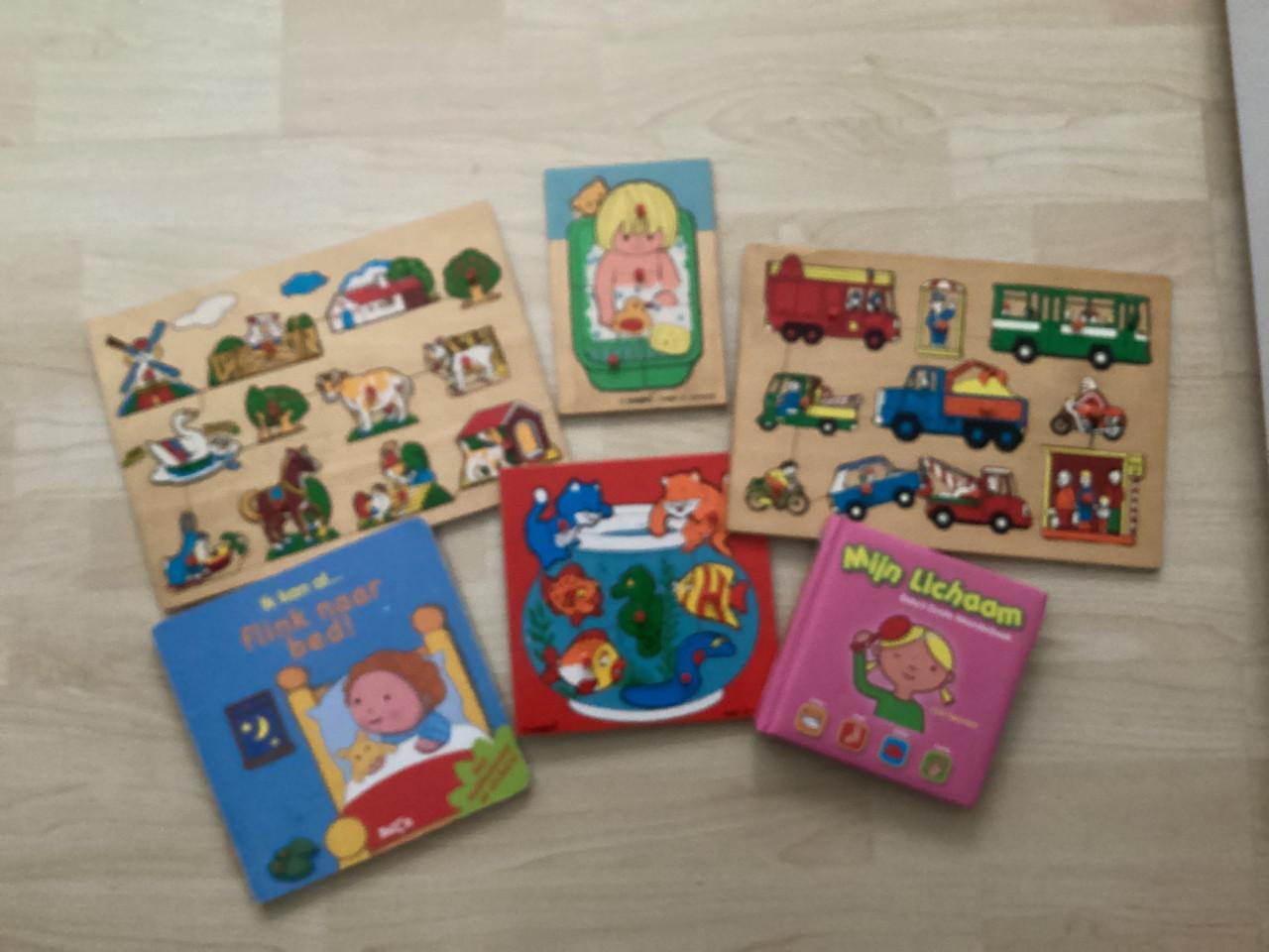 Houten  puzzels en boekjes