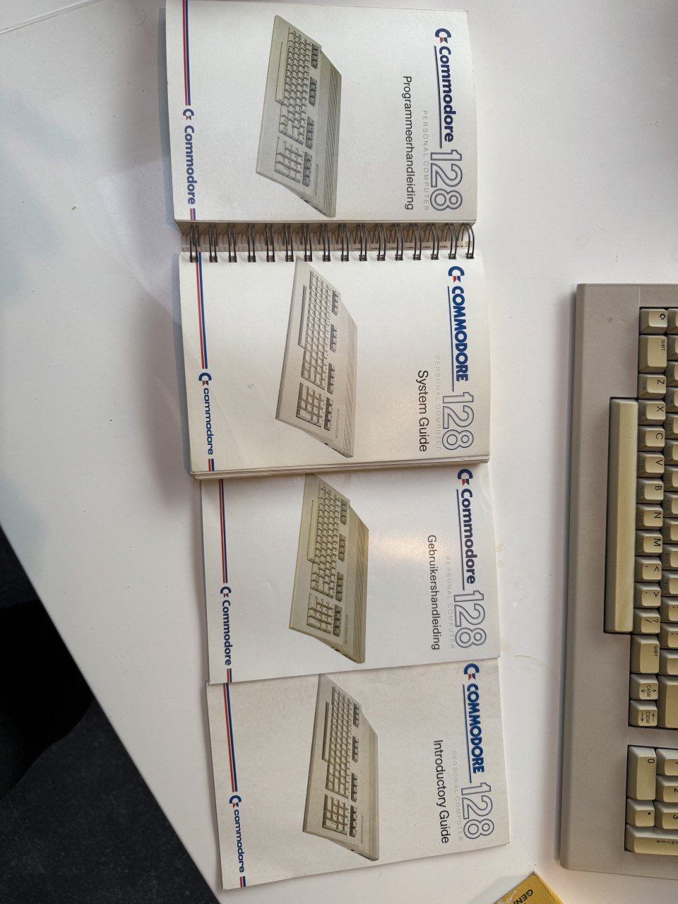 Commodore 128 computer met data recorder en joystick