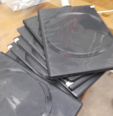 Lege dvd doosjes.