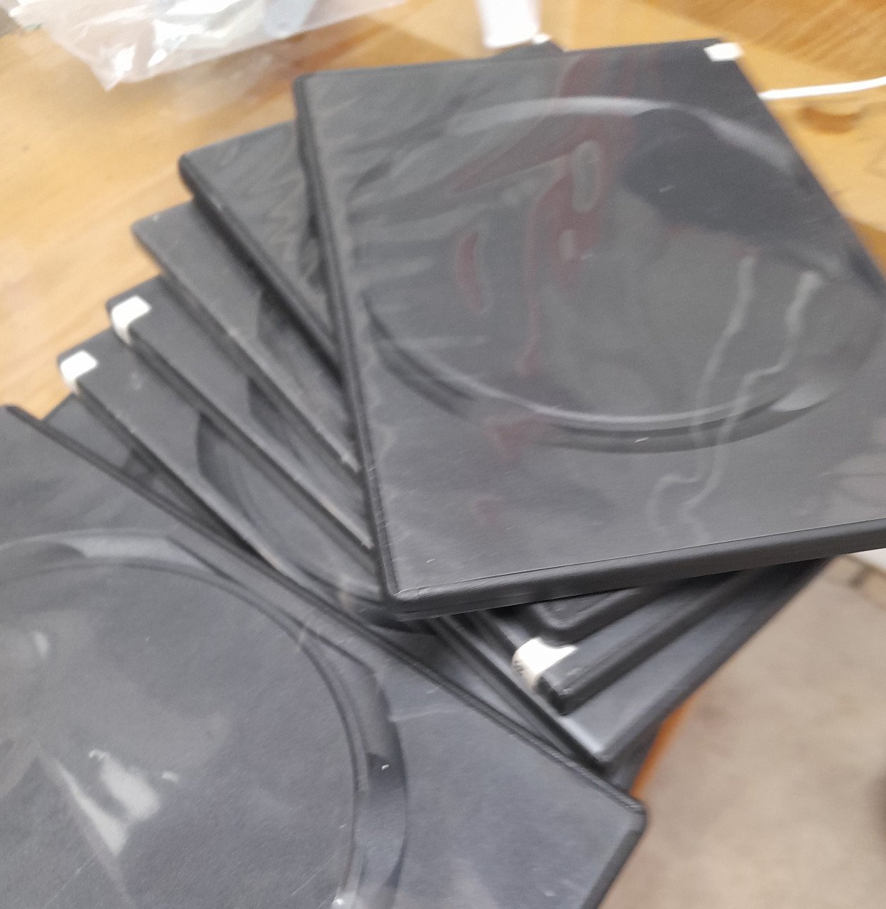 Lege dvd doosjes.
