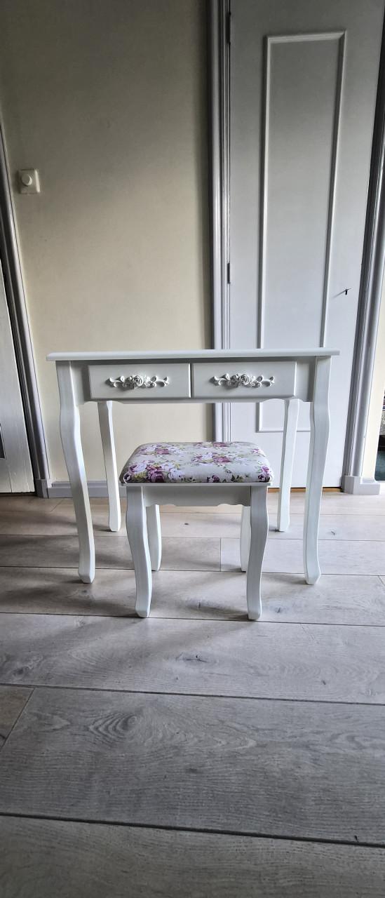 Make-up tafeltje met krukje