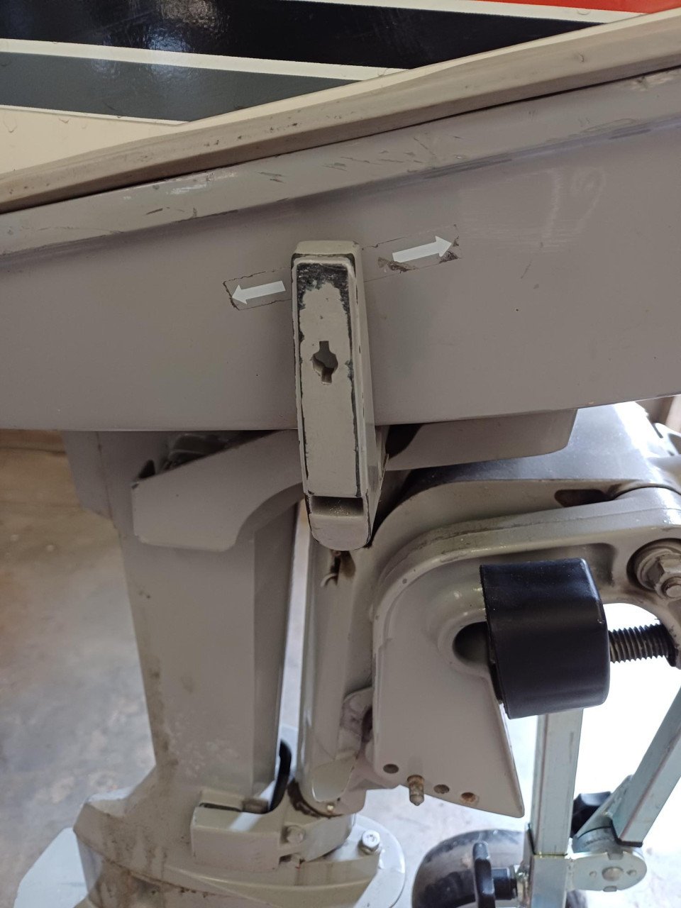BUITENBOORDMOTOR MET TRANSPORTSTEUN