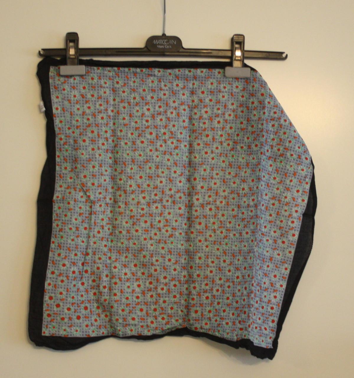 Sjaaltje met bloemen print en zwarte rand