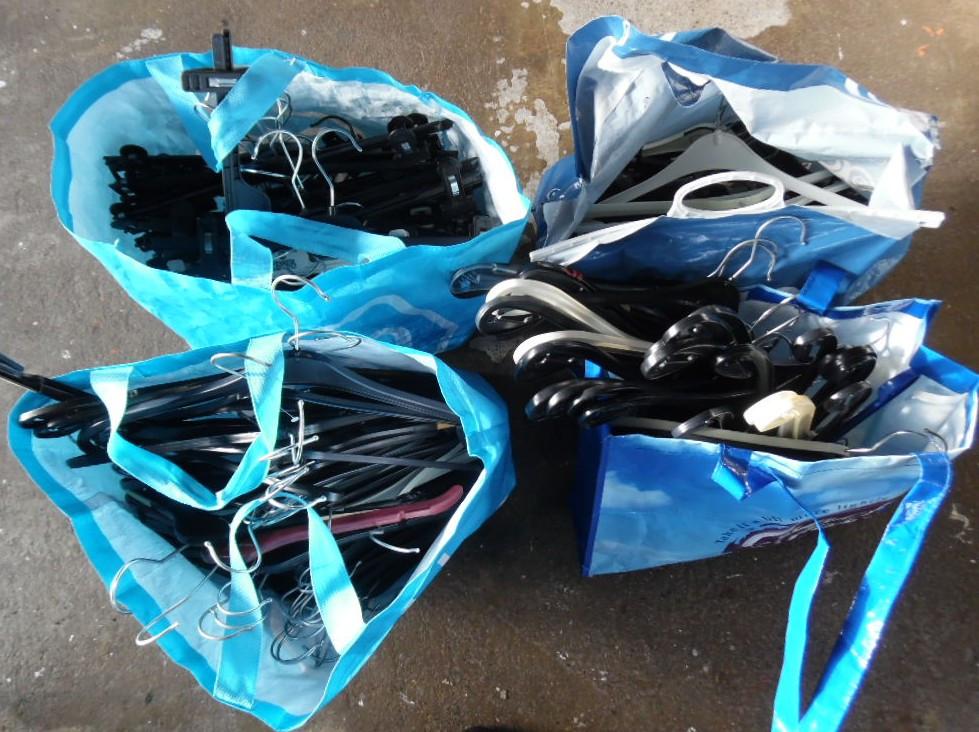 Gratis 4 tassen met kledinghangers