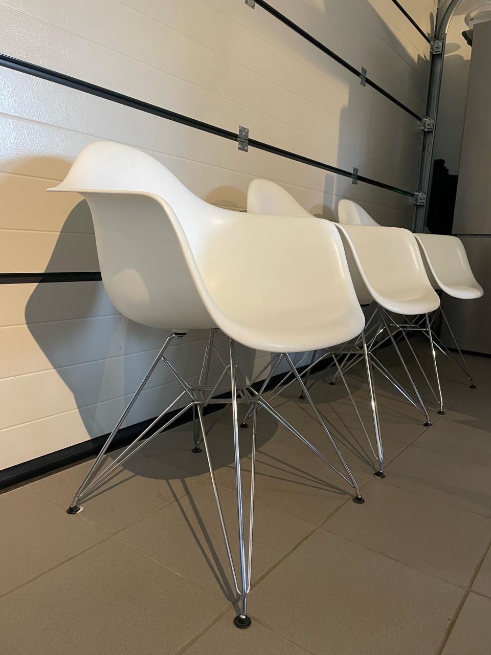 3 replica’s Vitra Eames stoelen