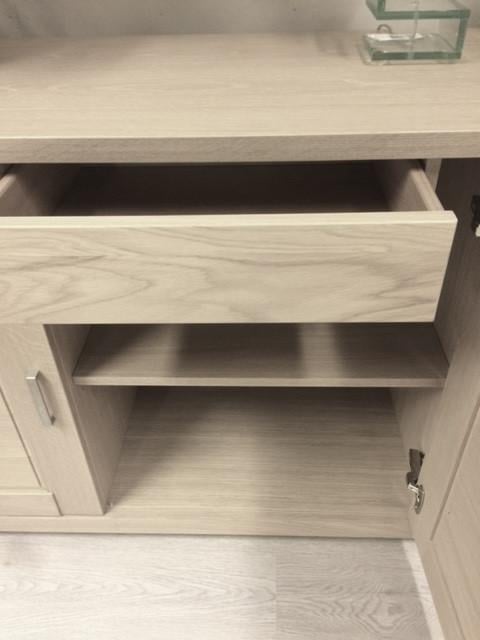 Mooi dressoir, licht eiken, in goede staat.