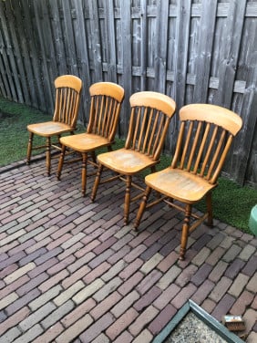 4 eettafel stoelen.