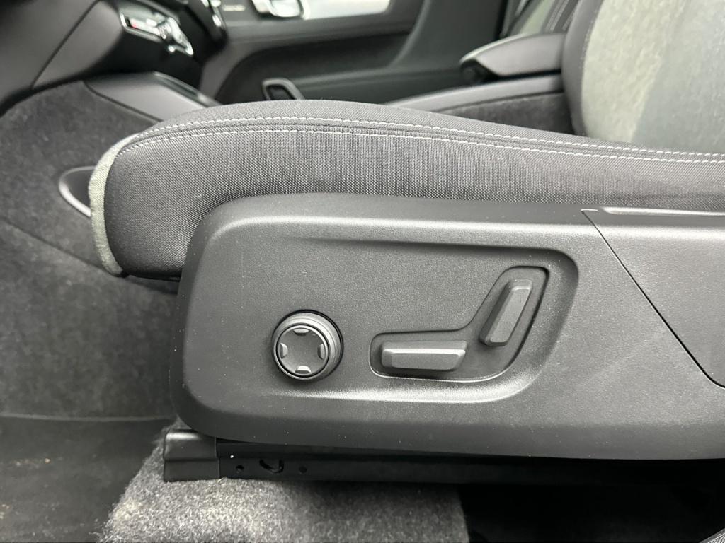 Volvo XC40 b4 194pk plus dark| achteruitrijcamera| trekhaak| adap.cruise