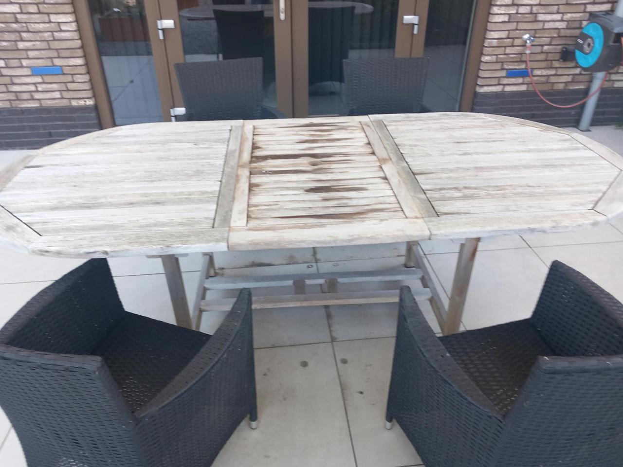 Uitschuifbare  tuintafel met stoelen,