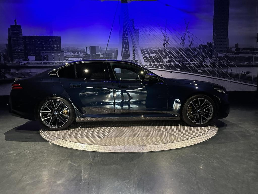 BMW M5 5-serie *limousine v8 m hybrid*carbon extr*b&w*alcantarahemel*nl-aut