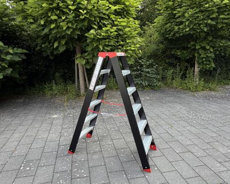 Trap 5 treden dubbel oploopbaar zwart gecoat NIEUW