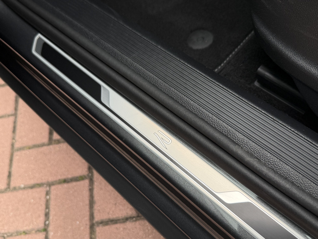 Volkswagen T-roc 1.5 tsi 150pk dsg r-line | acc | side assist | camera