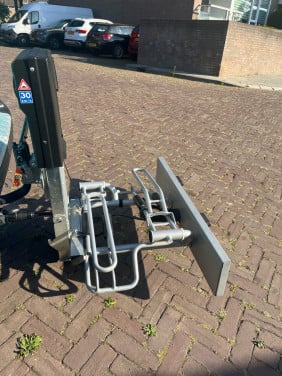 Elektrische fietsendrager met lift