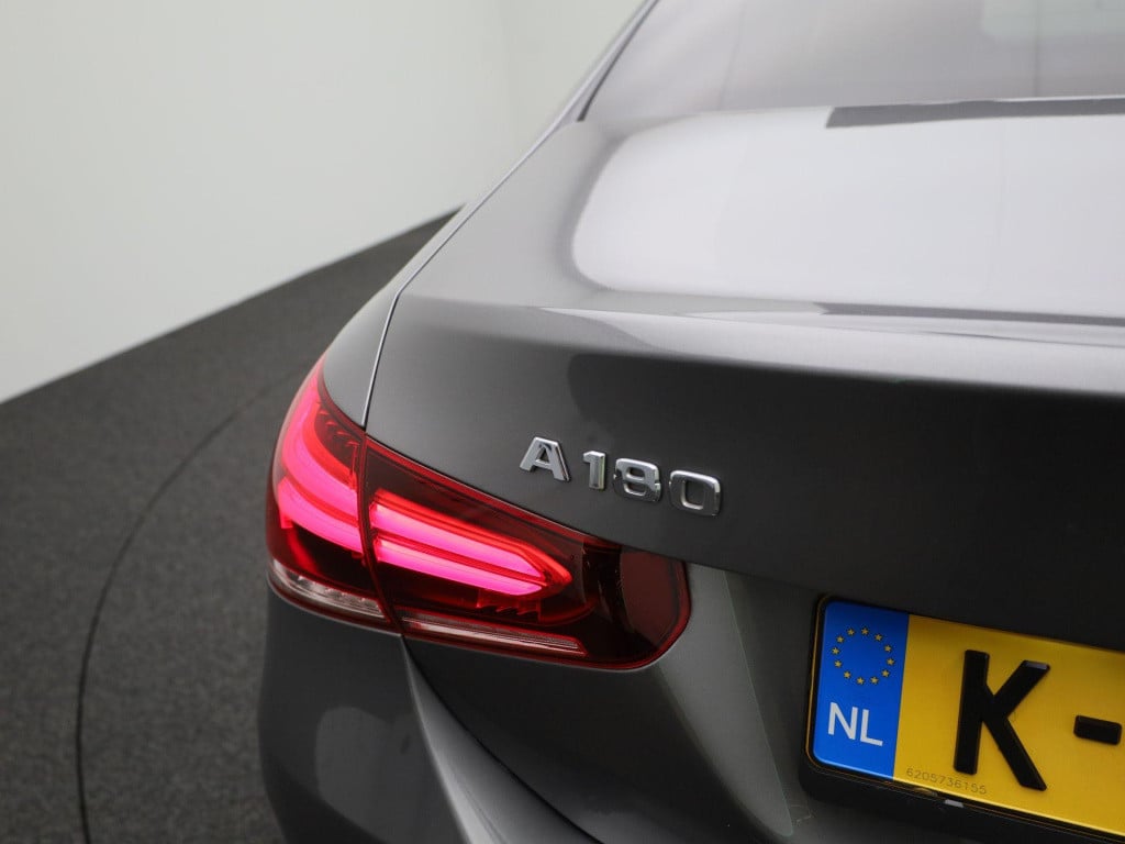 Mercedes-Benz A-Klasse 180 business solution amg | automaat | lmv | panoram