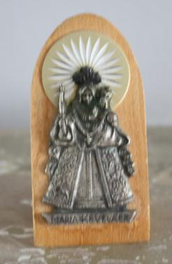 Houten beeldje met afbeelding maria kevelaer