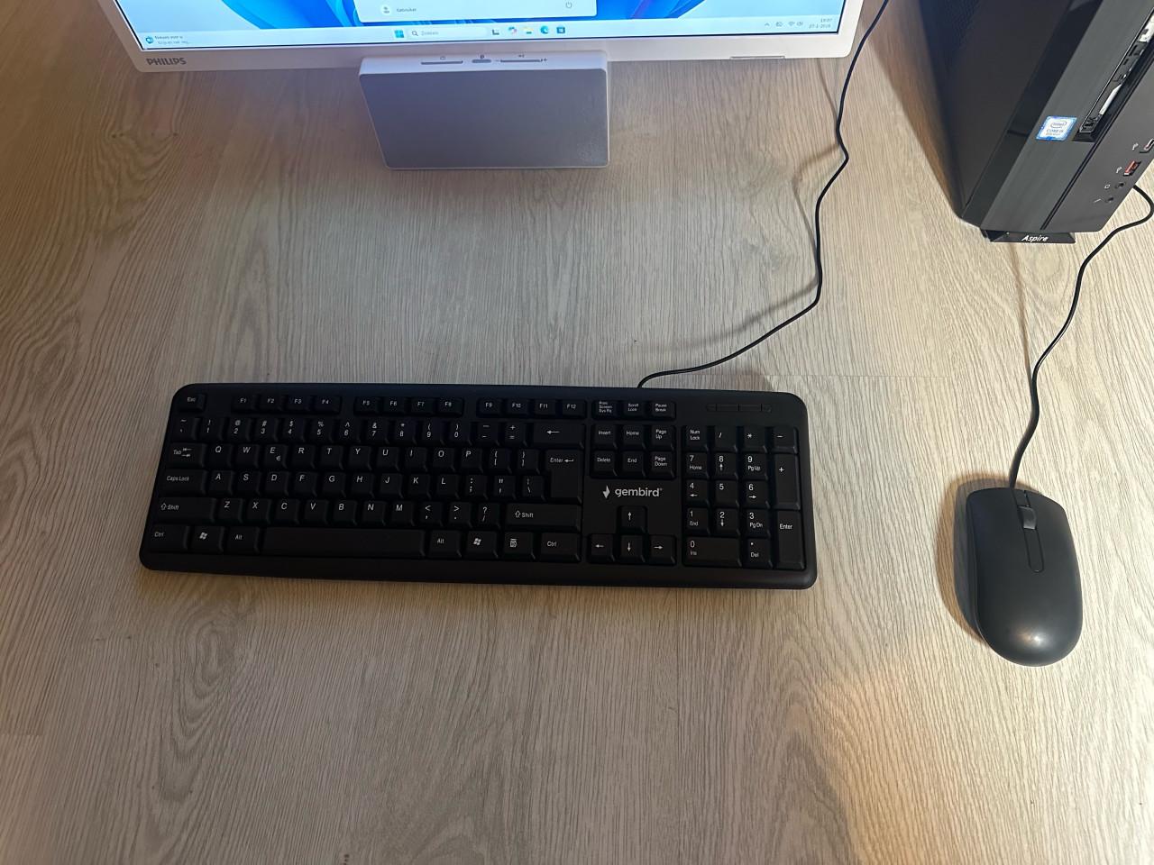 Complete set Acer X/Intel Core i5/8GB ram/Windows11