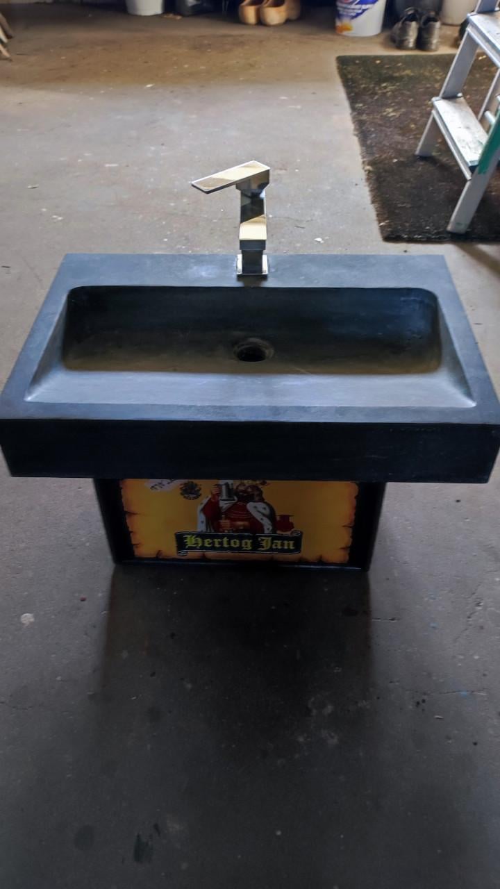 Natuurstenen wasbak met mengkraan