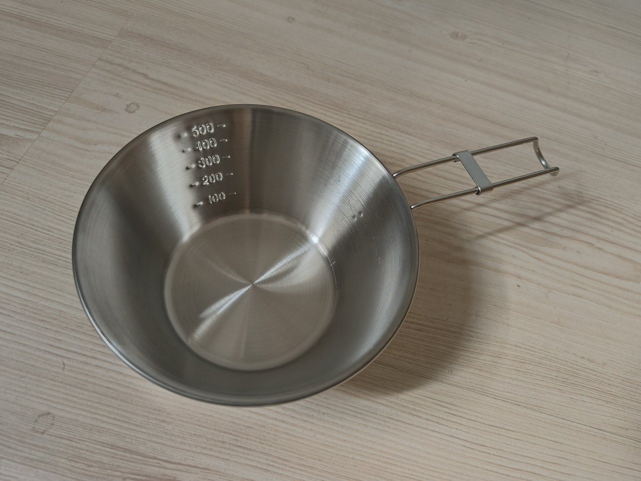 Restpartij noodproducten van een noodpakkettenwebshop