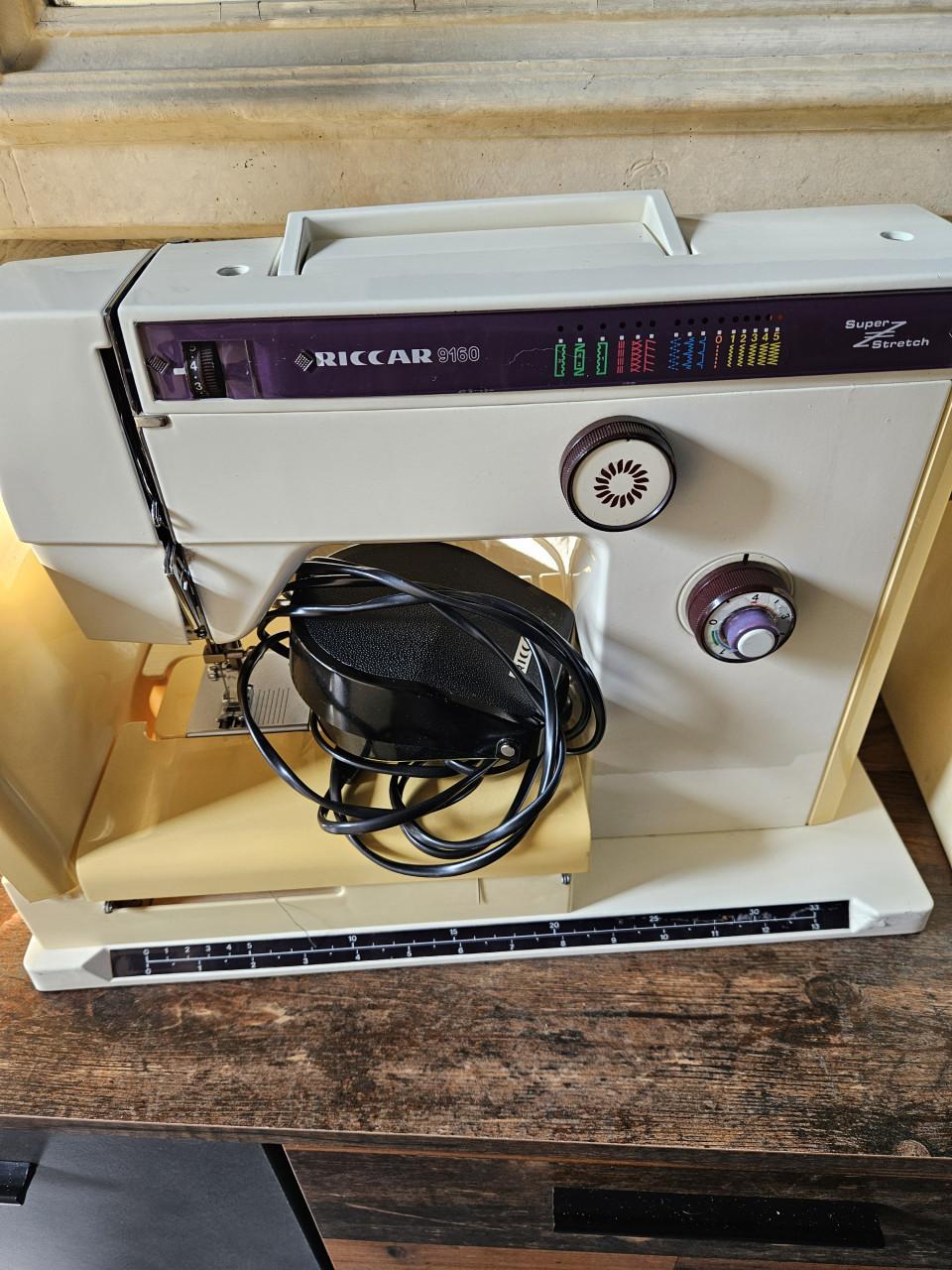 Mooie krachtige Riccar 9160 Super Stretch Naaimachine