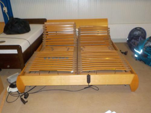 Mooie kwaliteit beuken ledikant + 2 elektrische bodem + 2 matrassen 220x180