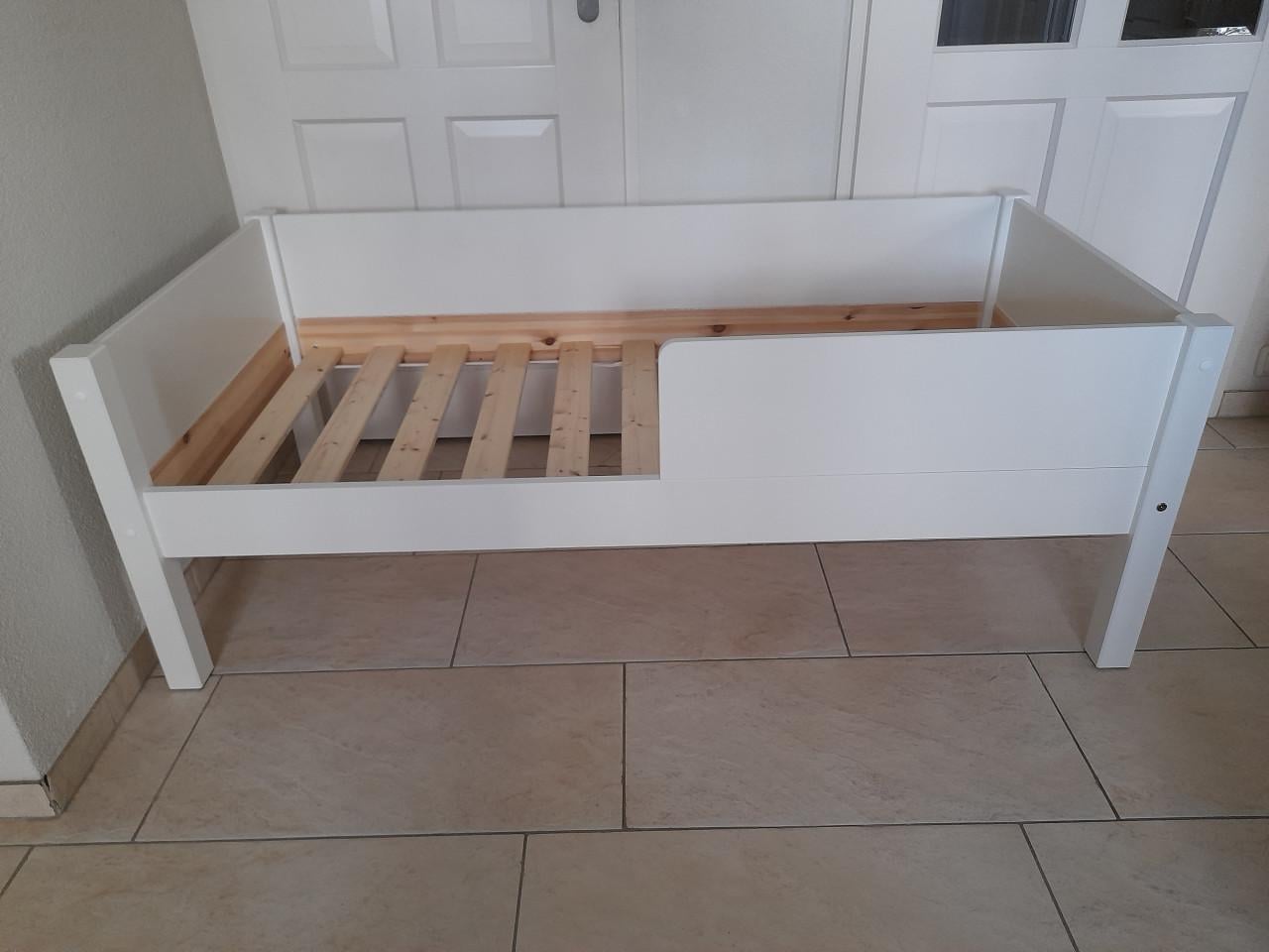 Peuter bed met matras (in goede nette staat )  150 x 70