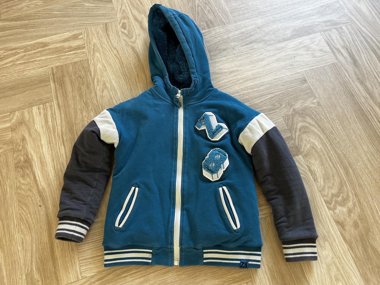 2x borgvesten Z8, jongen maat 116/122, € 25,00 per stuk