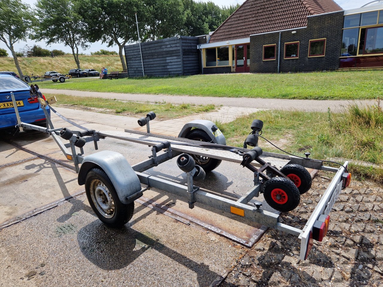 Boottrailer 750 kg voor boten tot 5 meter. Aluminium loopplank boeggeleider