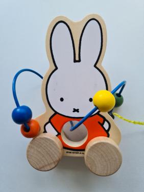 Nijntje houten trekfiguur met kralendoolhof van Bambolino Toys