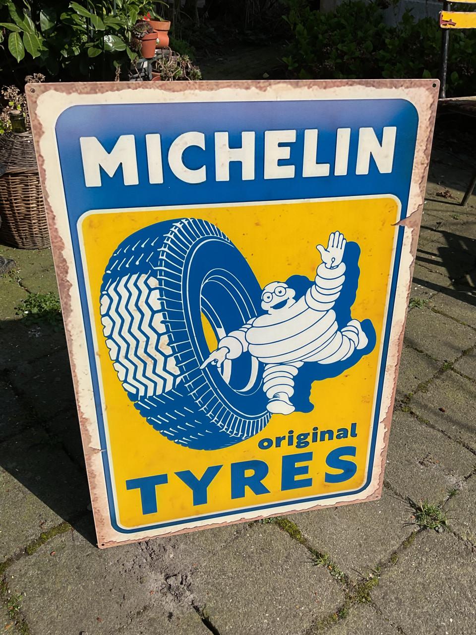 Reclameborden voor in de mancave