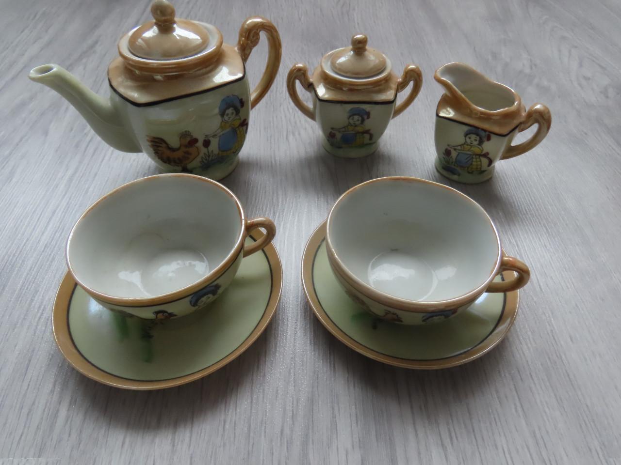 Oud kinderservies