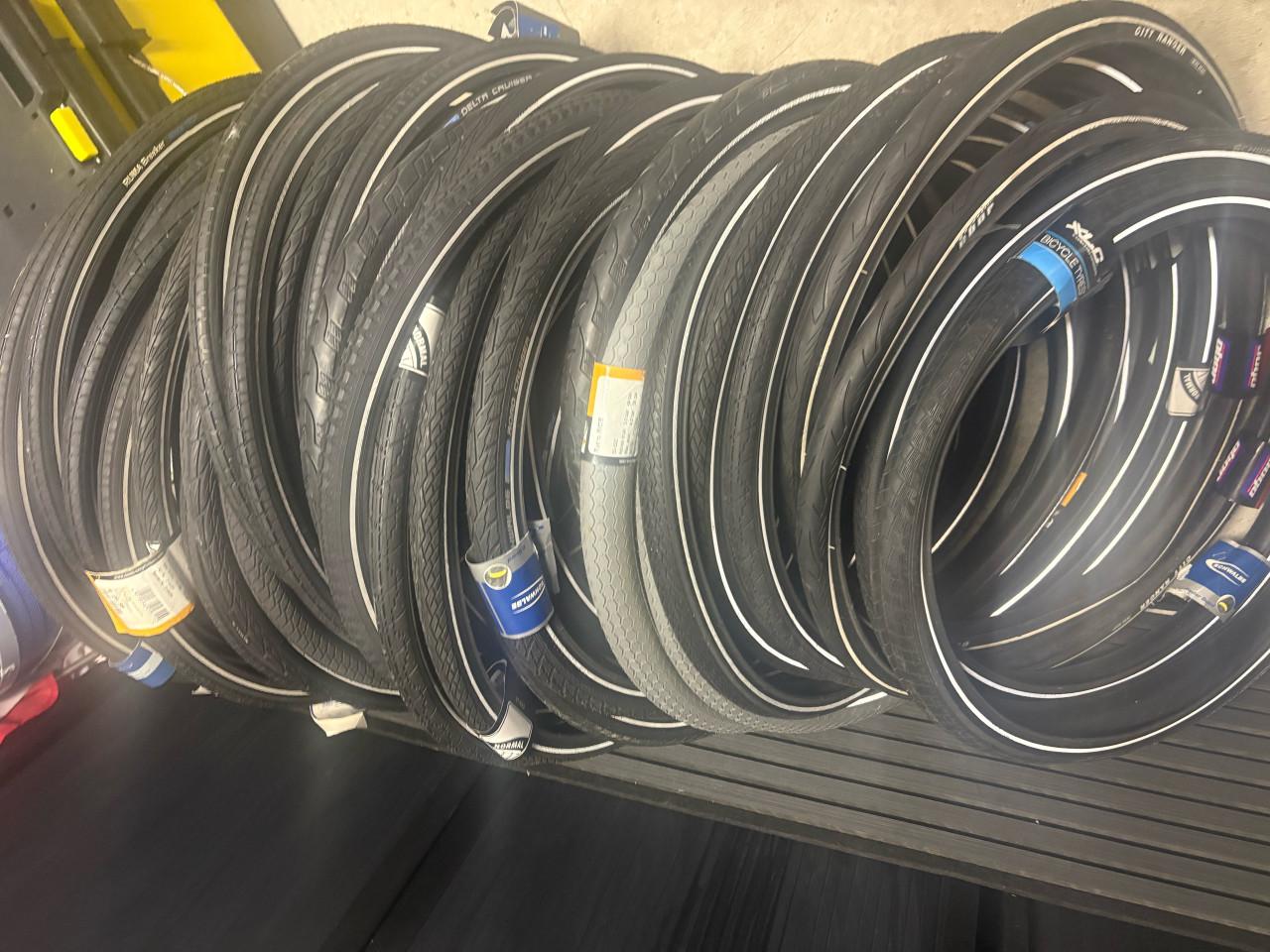 Partij 50 stuks  Buitenbanden fiets 28 inch