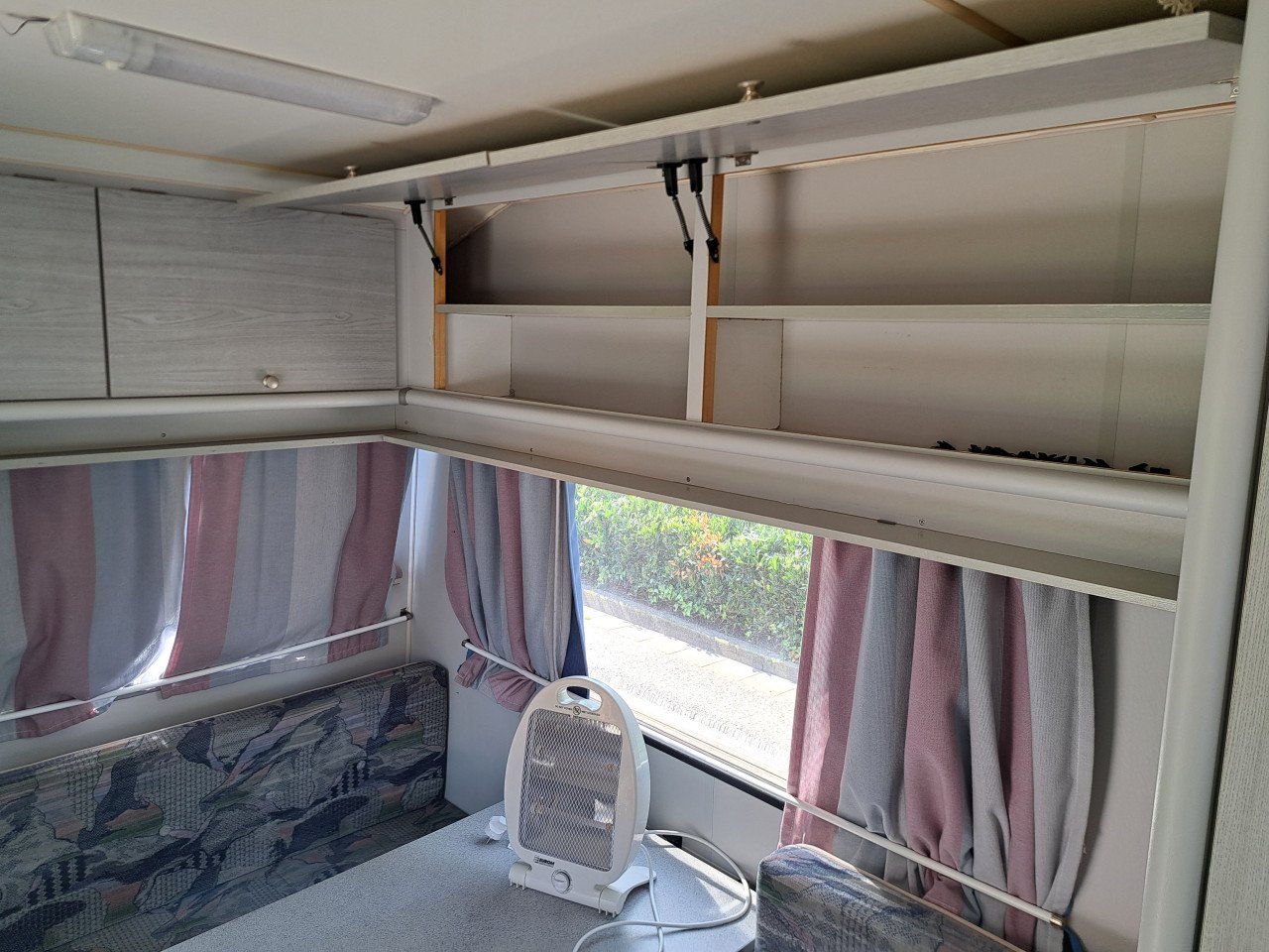 Beyerland 390-D caravan