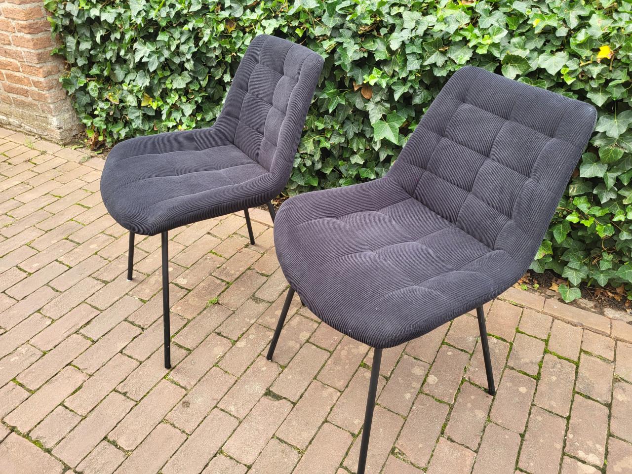 Twee velvet rib eettafelstoelen zwart