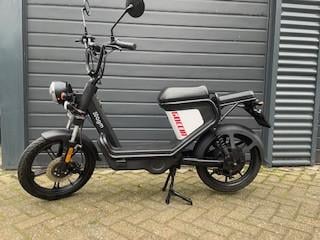 Nooit meer tanken de electrische puch maxi agm goccia met twee afstandbedie