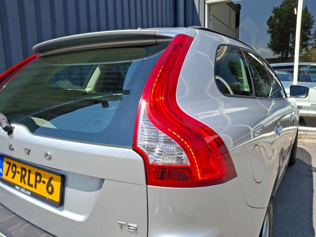 Volvo XC60 2.0 t5 kinetic xenon | leder | dealer onderhouden!