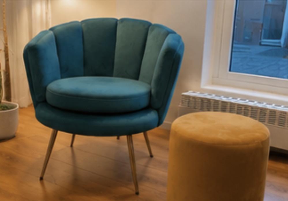Okergele velvet poef