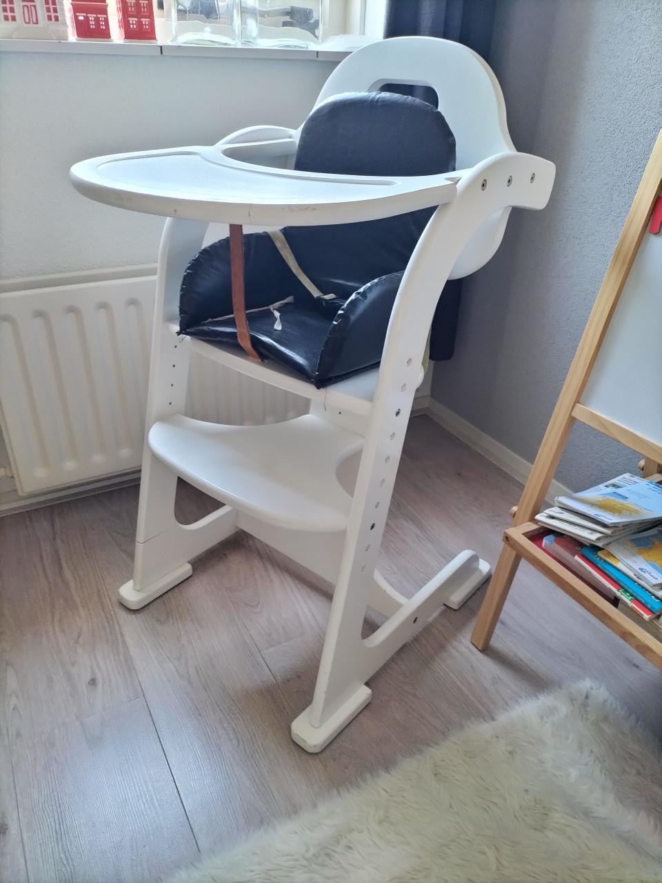 Mooie kinderstoel met stoel verkleiner.