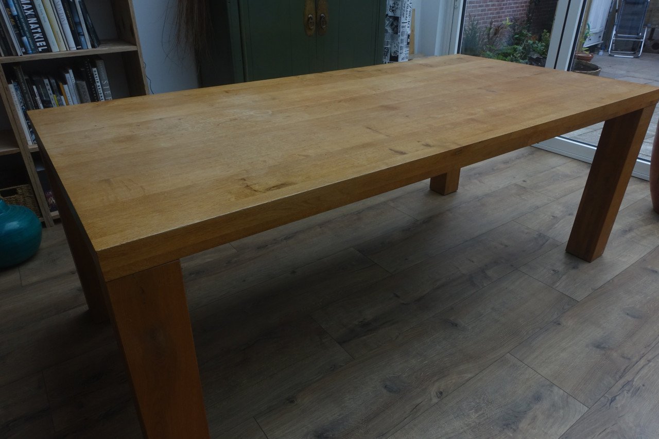 Lange stevige massief houten tafel