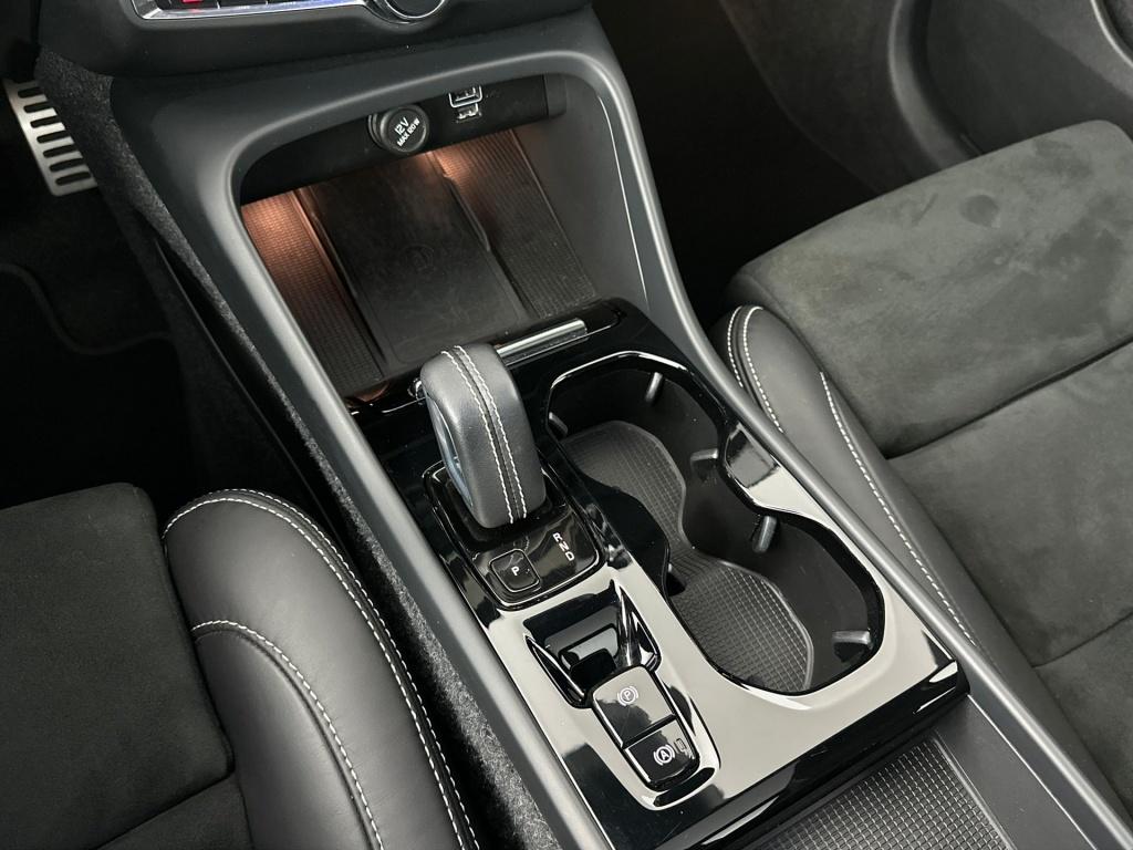 Volvo XC40 t4 211pk recharge r-design| adap.cruise| pano| camera| stoel