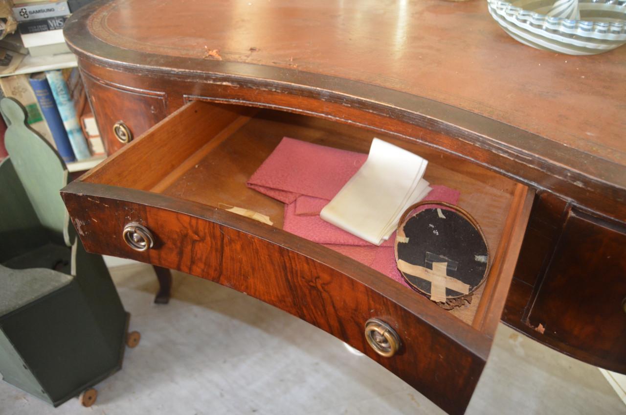 Antiek bureautje waar wat werk aan zit, niks ernstigs t.e.a.b.