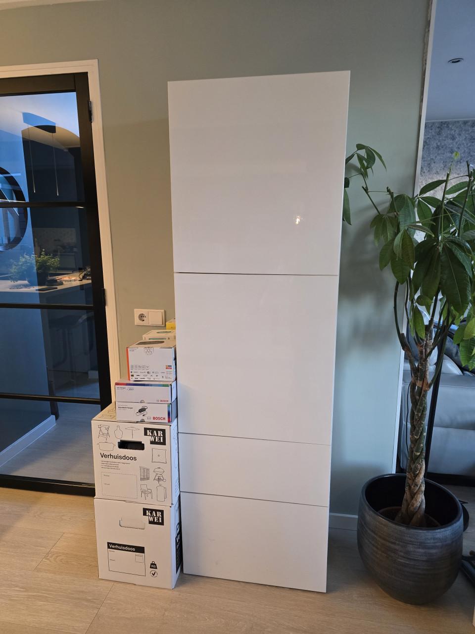 Twee kasten van Ikea hoogglans wit met petrol