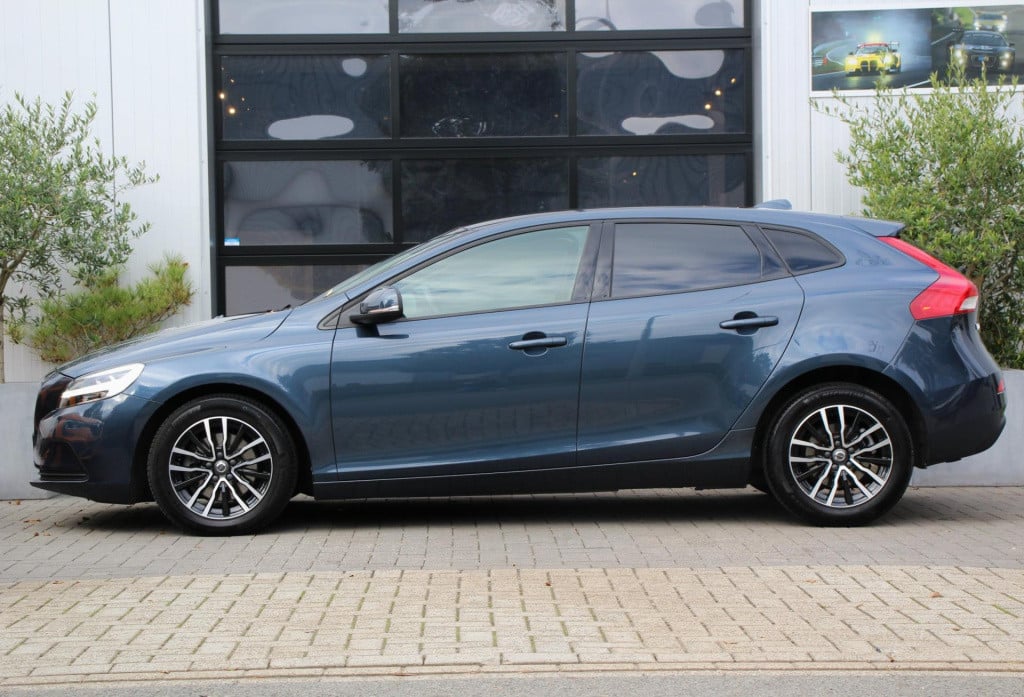 Volvo V40 2.0 t2 momentum - navi - cruise - grootlicht ass - led - pdc - st